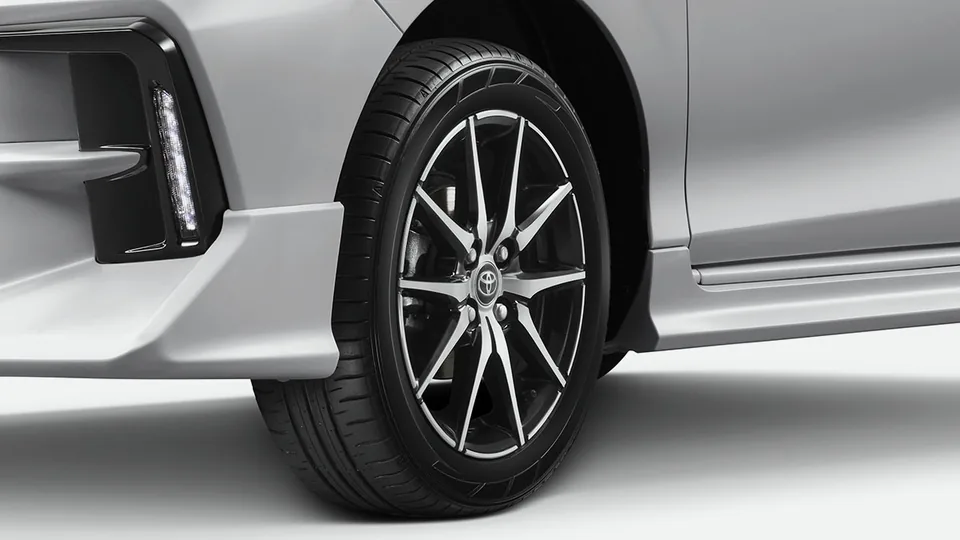 Eksterior Toyota Agya: 15" Sporty Alloy Wheels – referensi diskon agya gr