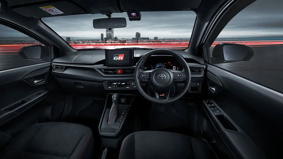 Tampilan dalam Toyota Agya – Sporty Full Dashboard; 12 varian mulai Rp 221.970.000 OTR (harga agya otr samarinda)