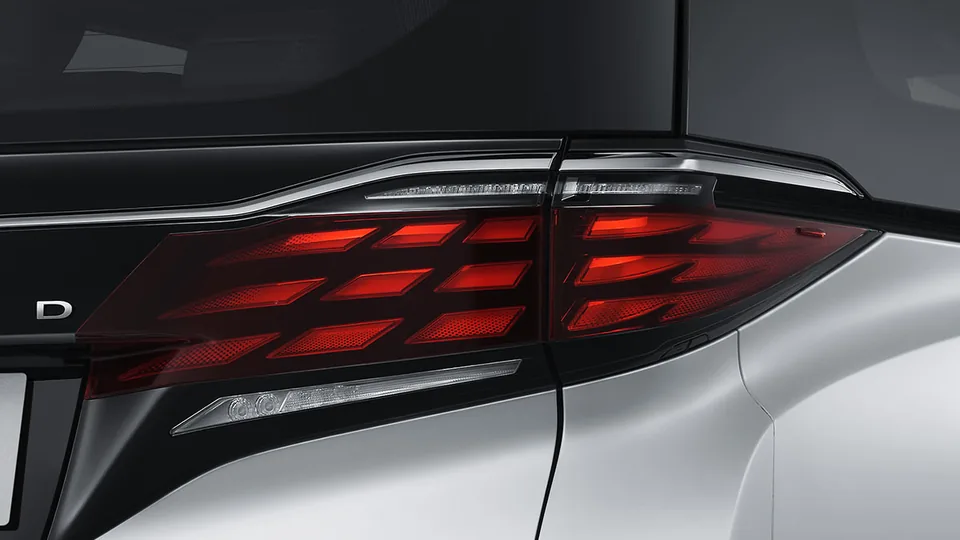 Elegant Rear Combination Lamp pada Toyota Alphard, bagian dari ulasan spek alphard
