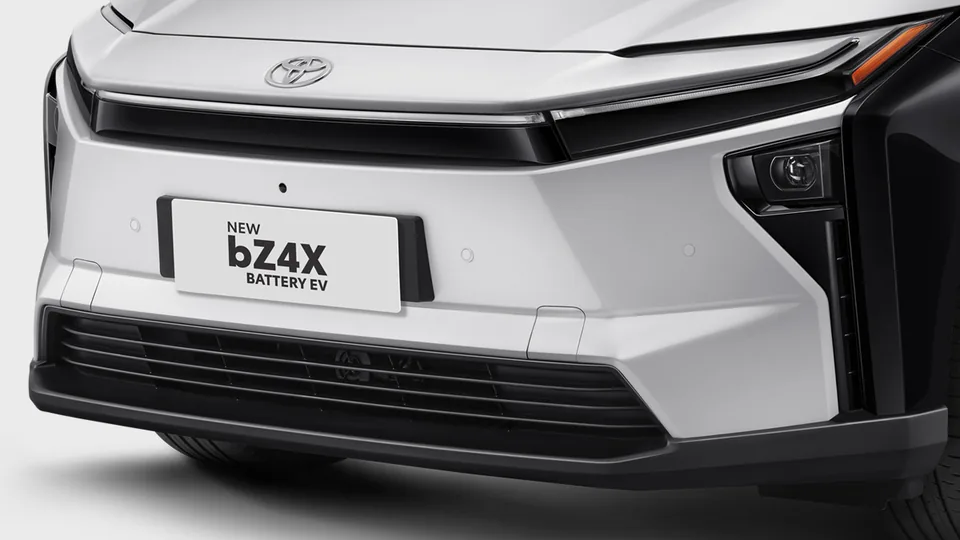 Tampak luar Toyota bZ4X – New Front Bumper; harga OTR Samarinda mulai Rp 807.300.000 (promo bz4x)