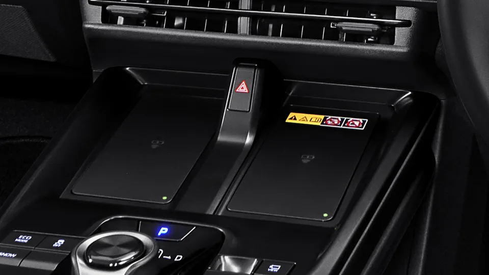 Tampilan dalam Toyota bZ4X – New Two Wireless Charging Spots; 1 varian mulai Rp 807.300.000 OTR (review bz4x)