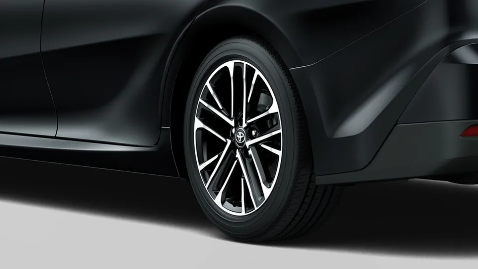 Eksterior Toyota Camry: New Striking Silver 18" Alloy Wheel – referensi otr camry