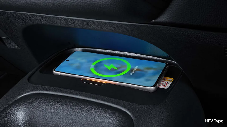 Tampilan dalam Toyota Corolla Altis – Wireless Charger; 6 varian mulai Rp 638.430.000 OTR (altis promo code)