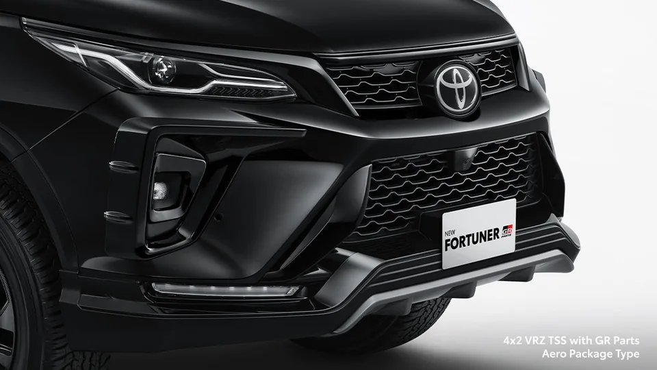 Eksterior Toyota Fortuner: New Impressive Front Grille & New Front Bumper Spoiler – referensi dp fortuner gr