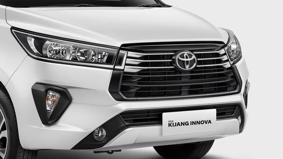 Tampak luar Toyota Kijang Innova – New Front Grille Colors; harga OTR Samarinda mulai Rp 470.970.000 (dp innova)