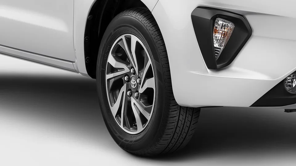 Eksterior Toyota Kijang Innova: Two-Tone 16" Wheels – referensi dp innova