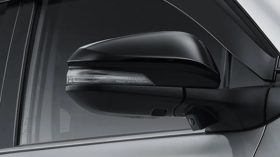 Tampak luar Toyota Kijang Innova Zenix – Retractable Outer Mirror; harga OTR Samarinda mulai Rp 501.070.000 (spek innova zenix)