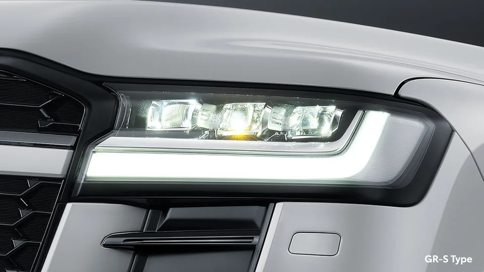 Detail eksterior Toyota Land Cruiser 300 (Adaptive Headlamp Design) untuk pembeli di Samarinda (warna land cruiser)
