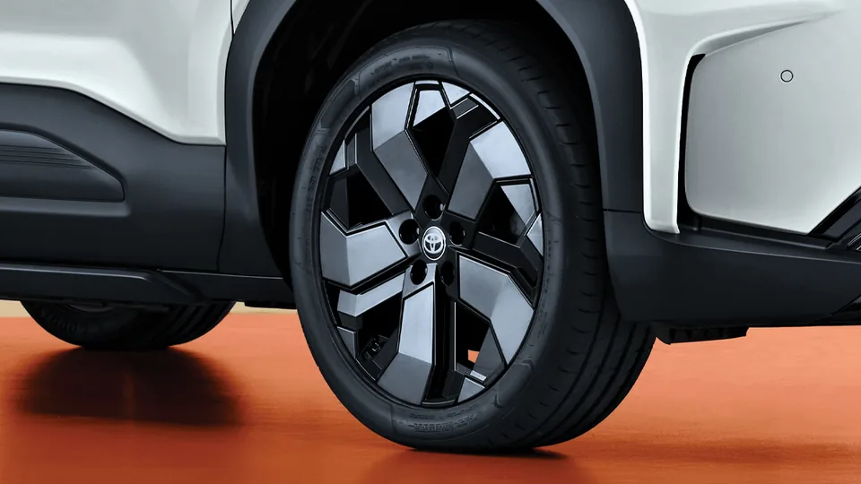 Foto detail bodi Toyota Urban Cruiser: New Glossy Black and Machine Finish Alloy Wheels* (dimensi urban cruiser)