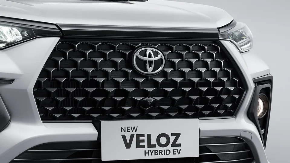 Tampak luar Toyota Veloz – New Front Grille; harga OTR Samarinda mulai Rp 311.500.000 (cicilan veloz q)