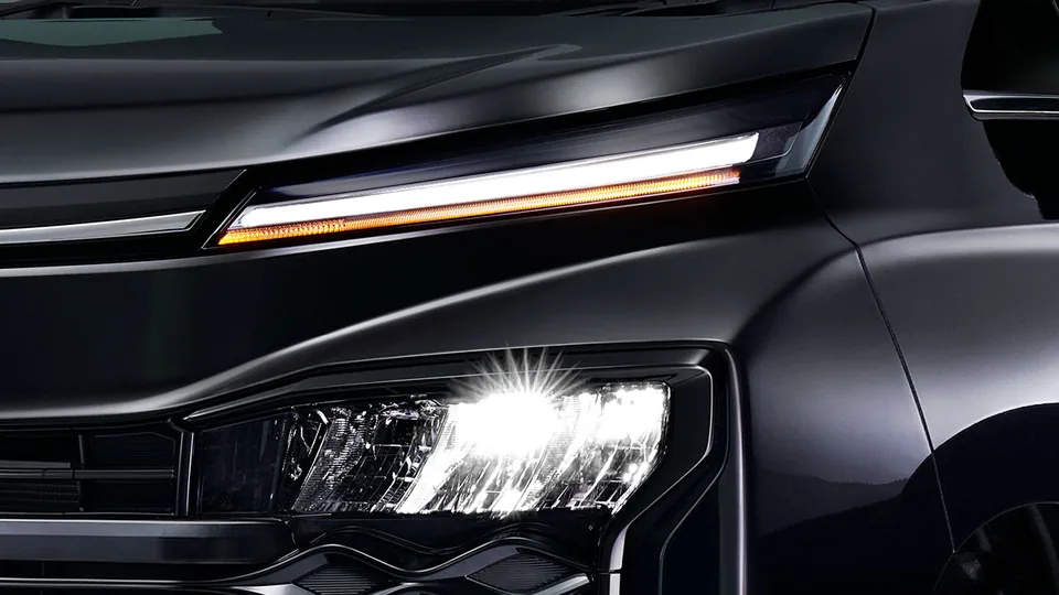 New Bold Headlamp Design pada Toyota Voxy, bagian dari ulasan spek voxy