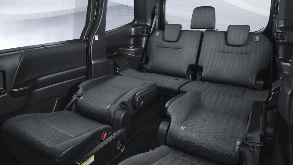 Tampilan dalam Toyota Voxy – Flexible Seat Arrangement; 2 varian mulai Rp 691.520.000 OTR (spek voxy)