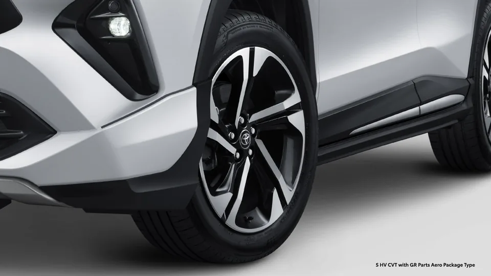 Tampak luar Toyota Yaris Cross – Stunning 18" Alloy Wheel; harga OTR Samarinda mulai Rp 412.470.000 (dp yaris cross hybrid)