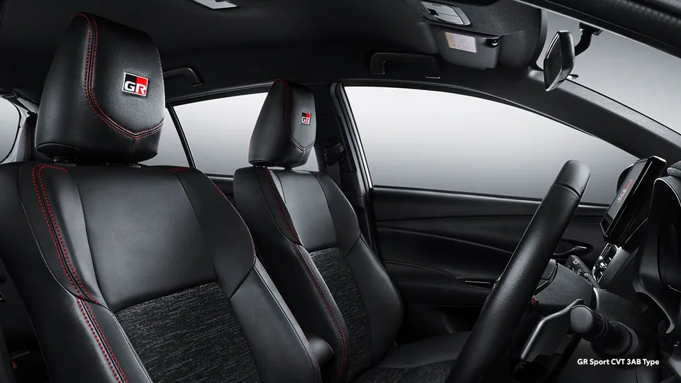 New Sporty Seat with GR Headrest di dalam Toyota Yaris, ditampilkan untuk calon pembeli di Samarinda (promo yaris)