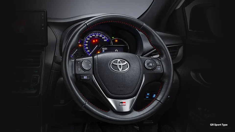 GR Leather Steering Wheel with Audio & TFT Switch di dalam Toyota Yaris, ditampilkan untuk calon pembeli di Samarinda (harga fanbelt yaris)